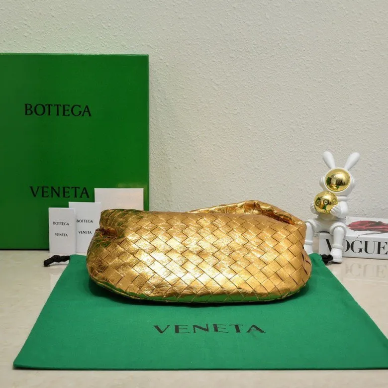 Batch 1520 BV Bottega Veneta's new women's medium JODIE handbag BV bag 🔥The new method is to round the corners on the original basis, and knot the round hobo bag with classic woven leather. The most iconic triangular pull-out design is made of sheepskin hanging soft shape, which is super suitable for concave shapes~Jodie feels really gentle to people. It is definitely the best item for daily matching, unchanged weaving, new elements twist, versatile, and the new favorite of street style Internet celebrities! Size: 36*21*13 Model: 6697